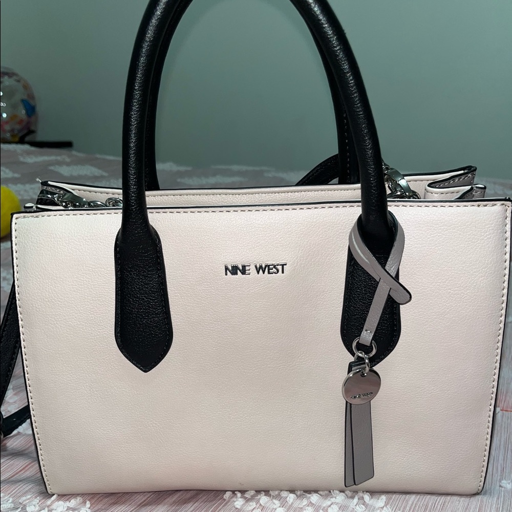 Nine West purse. 👜 Barely used , in perfectly good condition, just like new!